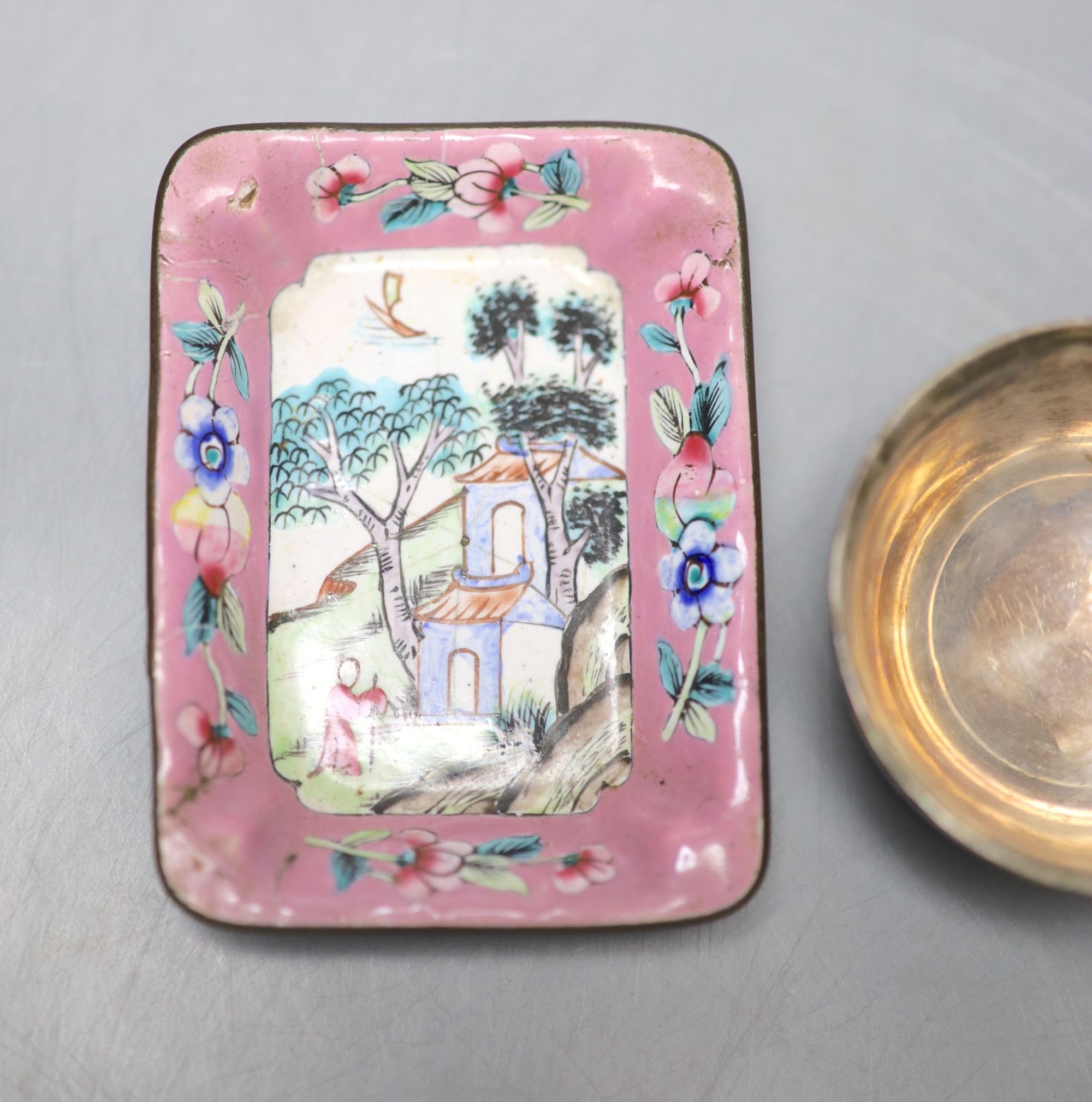 Assorted Chinese small items, including a celadon jade figure of a boy grasping a lotus leaf, 6.7cm, snuff bottle, cloisonne enamel cup